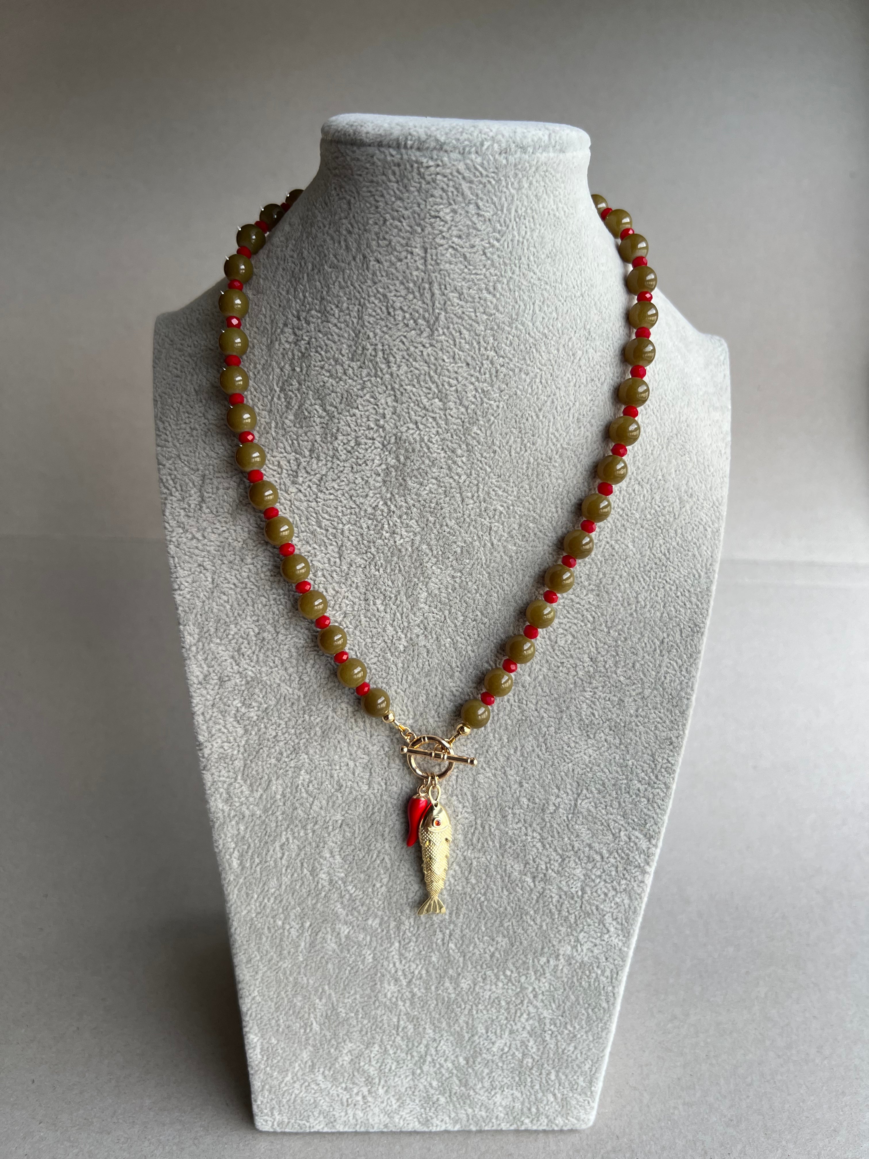 Glasperlen-Kette „Koi“ - olive/rot